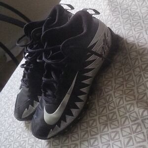 Michael Vick autographed cleats Size 8 (USED)